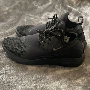 Black Nike Lunarcharge shoes